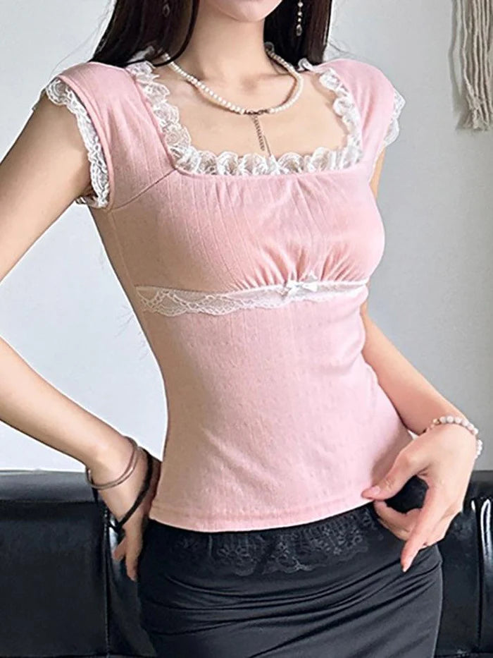 Top corto rosa con fiocco in pizzo vintage e scollo quadrato