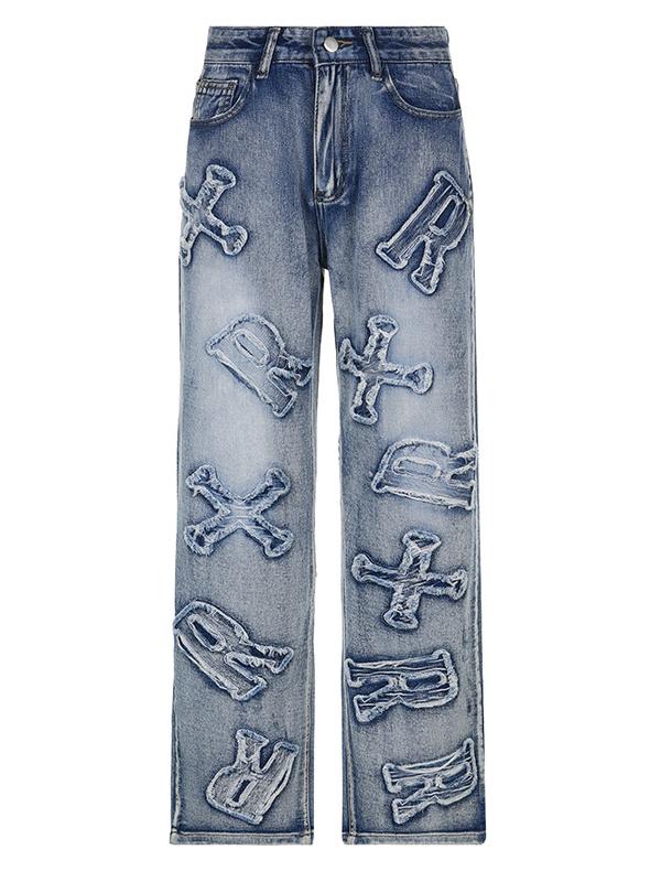 Faded Boyfriend Jeans mit Buchstaben Patch