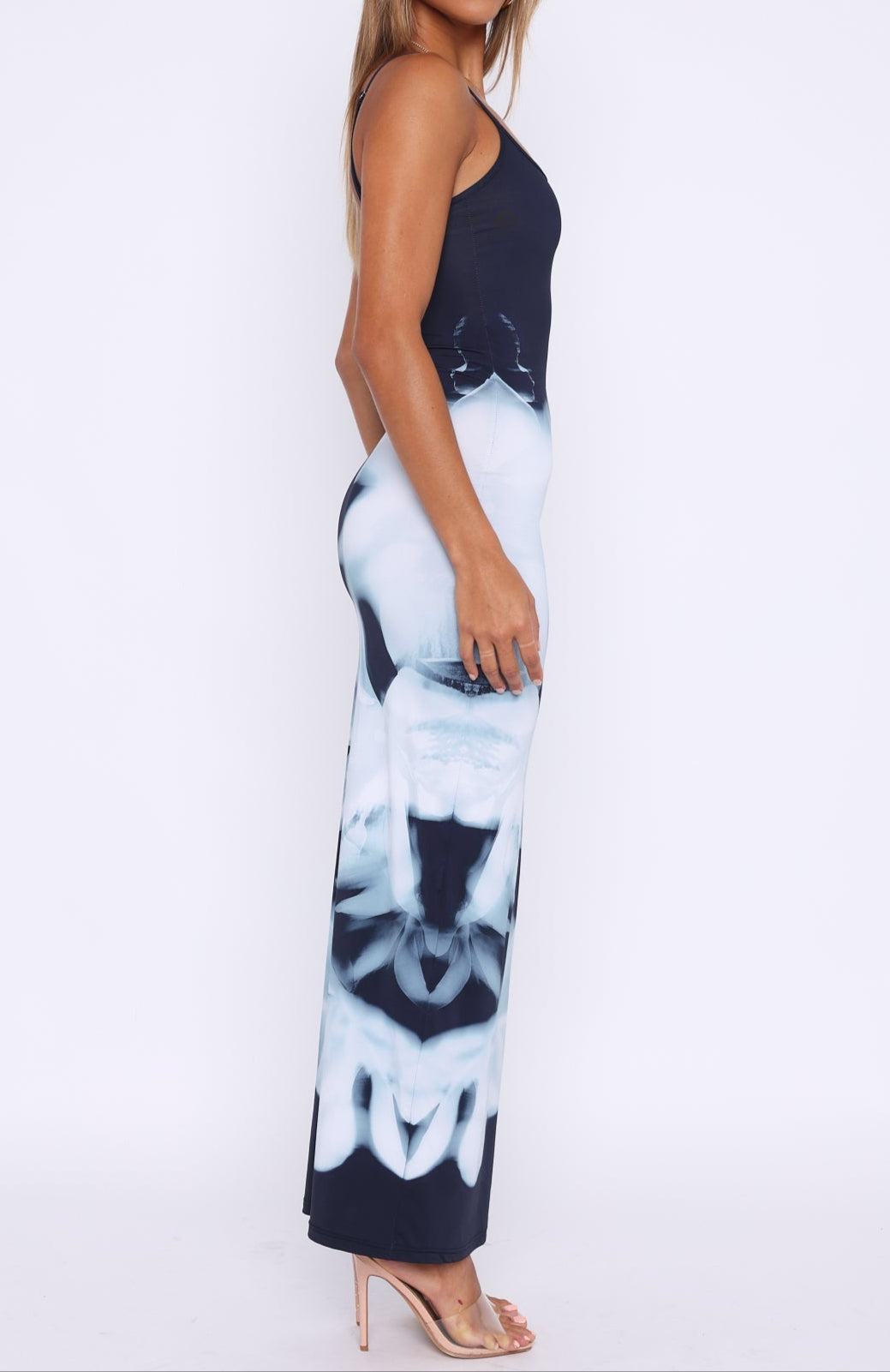 MIRANDA MAXIKLEID GRAYSCALE FLOWER MOTEM