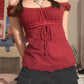 Top rosso vintage a maniche corte con finiture in pizzo