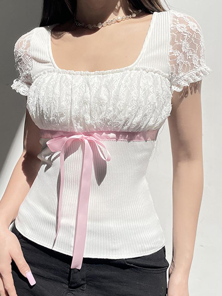 Top patchwork in pizzo bianco con fiocco Y2K e maniche a palloncino