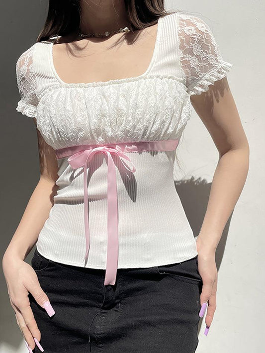 Top patchwork in pizzo bianco con fiocco Y2K e maniche a palloncino