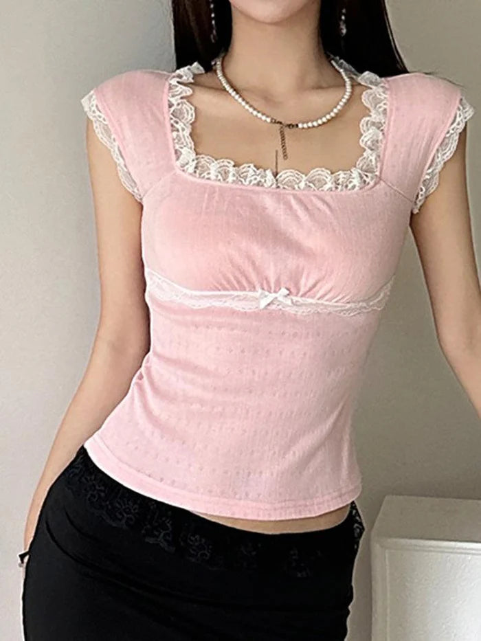 Top corto rosa con fiocco in pizzo vintage e scollo quadrato