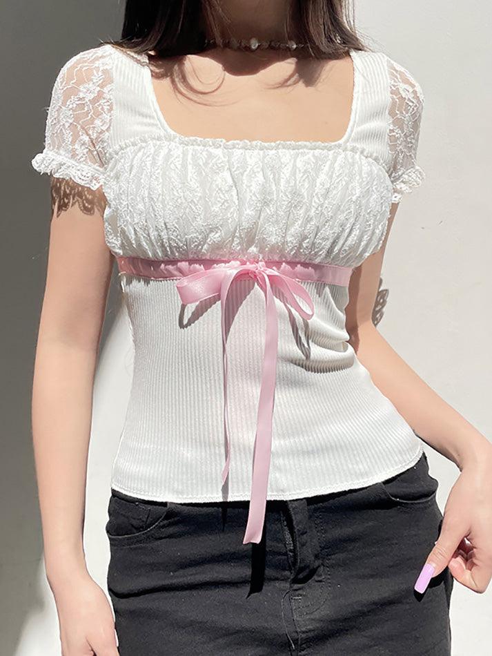 Top patchwork in pizzo bianco con fiocco Y2K e maniche a palloncino