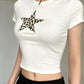 Top corto bianco con stampa leopardata Y2K e patchwork di stelle