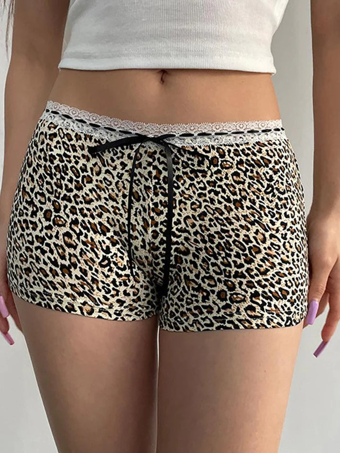 Shorts punk a vita bassa con stampa leopardata e finiture in pizzo