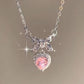 Collana con ciondolo a forma di cuore con fiocco glitterato rosa Y2K