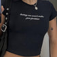 Schwarzes Vintage Spitzen Gespleißtes Kurzarm Crop Top mit Buchstabenaufdruck