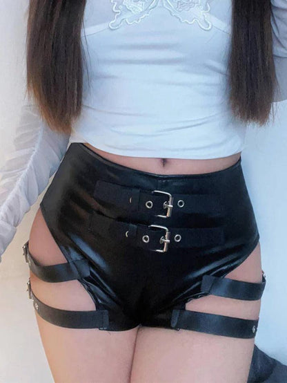 Shorts in pelle nera punk con fibbia