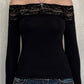 Top a maniche lunghe vintage nero con spalle scoperte e inserto in pizzo