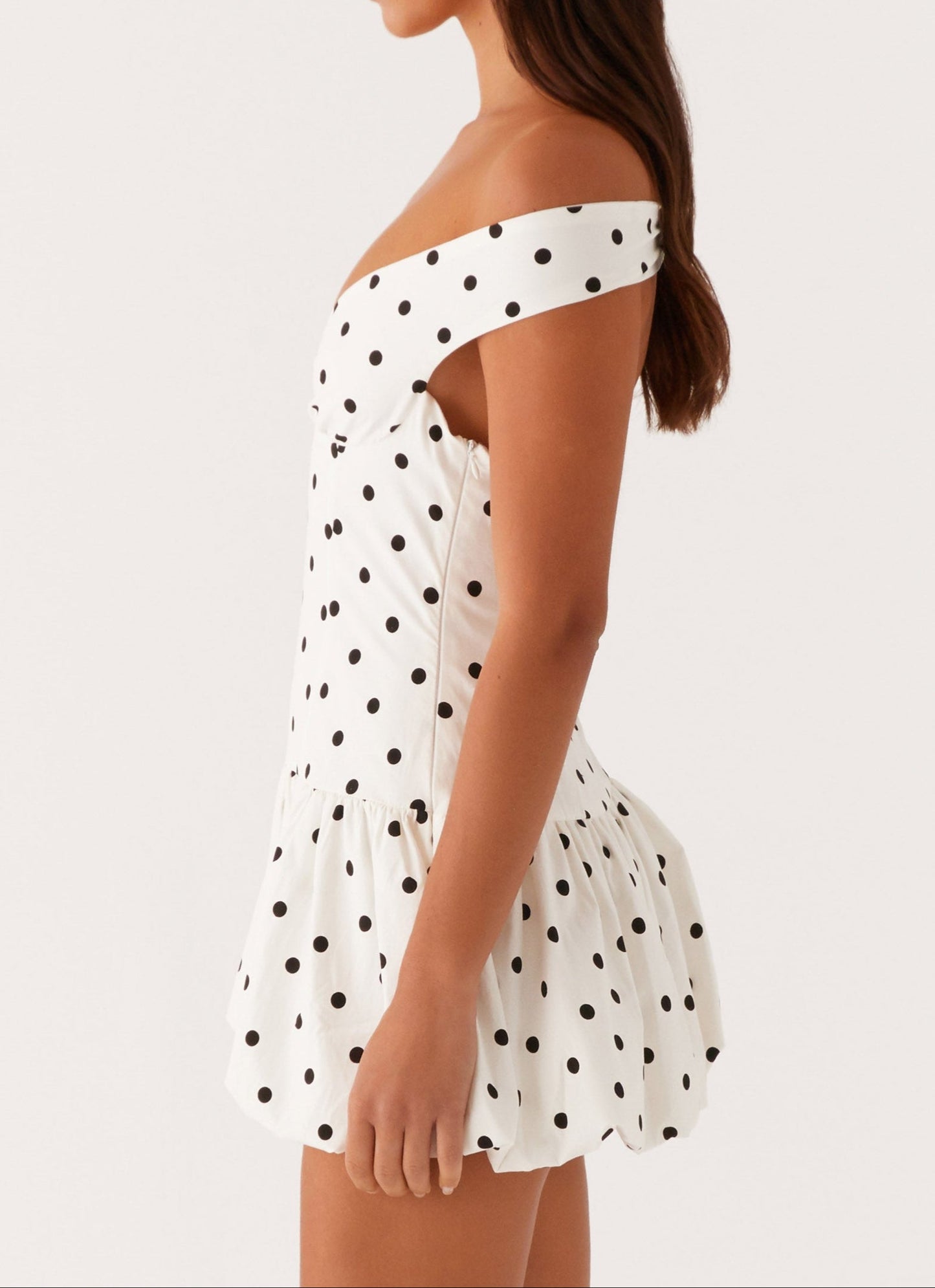 Analia Off Shoulder Mini Kleid in Weiß mit Pünktchen