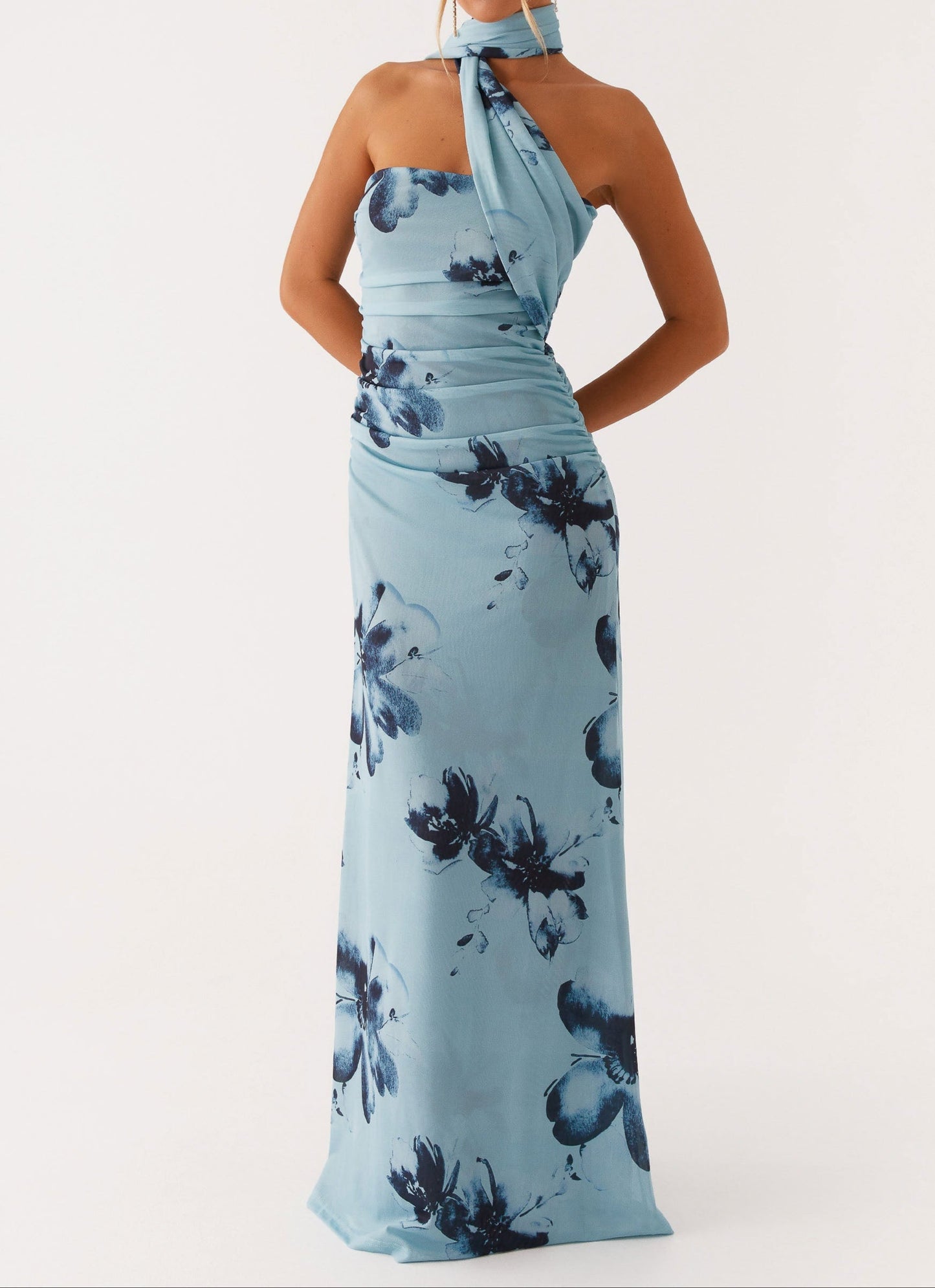 Carlotta Maxikleid – Blau Schwarz mit Blumenmuster