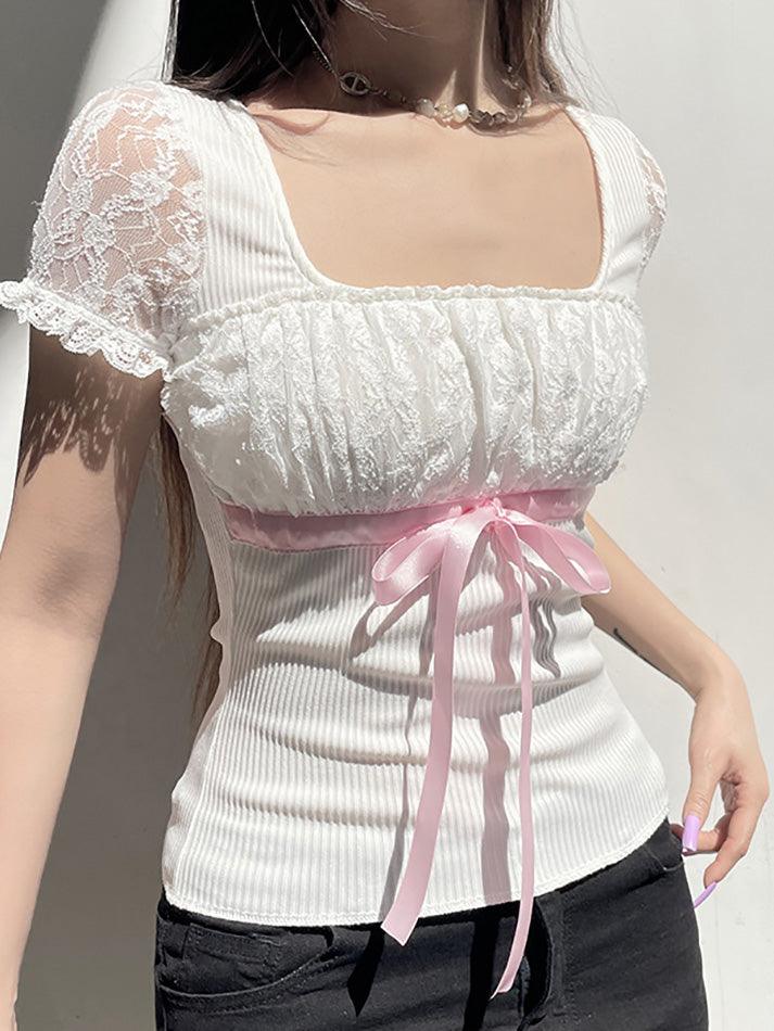 Top patchwork in pizzo bianco con fiocco Y2K e maniche a palloncino