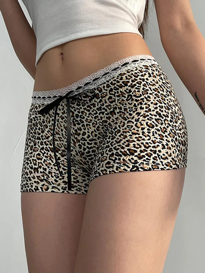 Shorts punk a vita bassa con stampa leopardata e finiture in pizzo