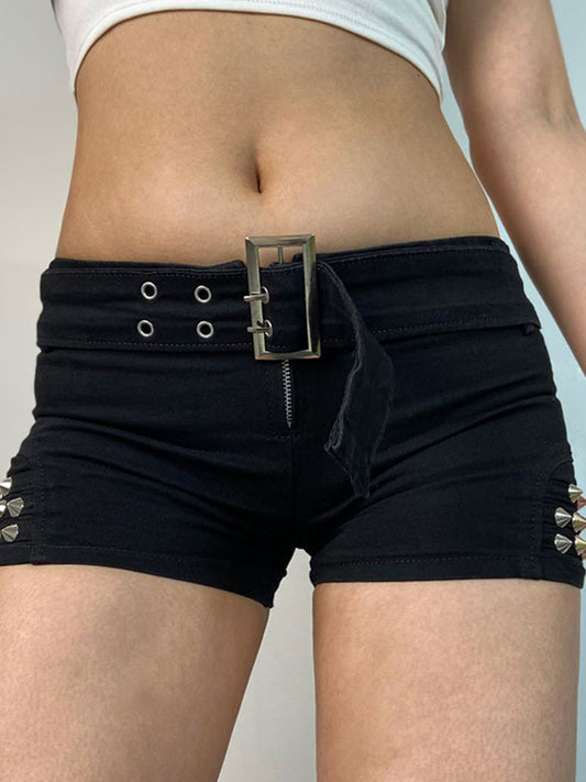 Schwarze Punk Low Rise Denim Shorts mit Gürtel und Nieten