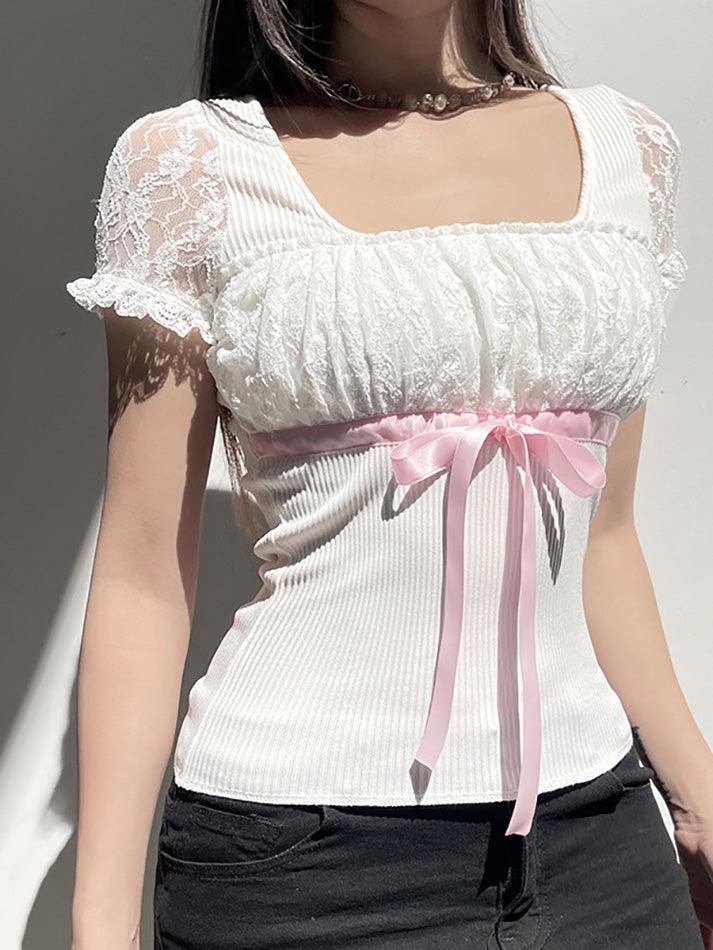 Top patchwork in pizzo bianco con fiocco Y2K e maniche a palloncino