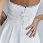 Weißes Minikleid mit Spitzenbesatz zum Binden am Rücken