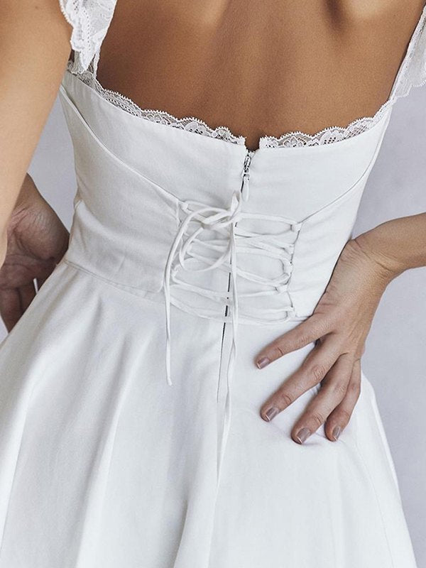 Weißes Minikleid mit Spitzenbesatz zum Binden am Rücken