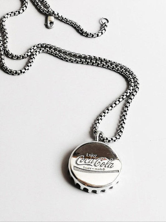 Collana con ciondolo con lettera incisa con tappo di bottiglia vintage