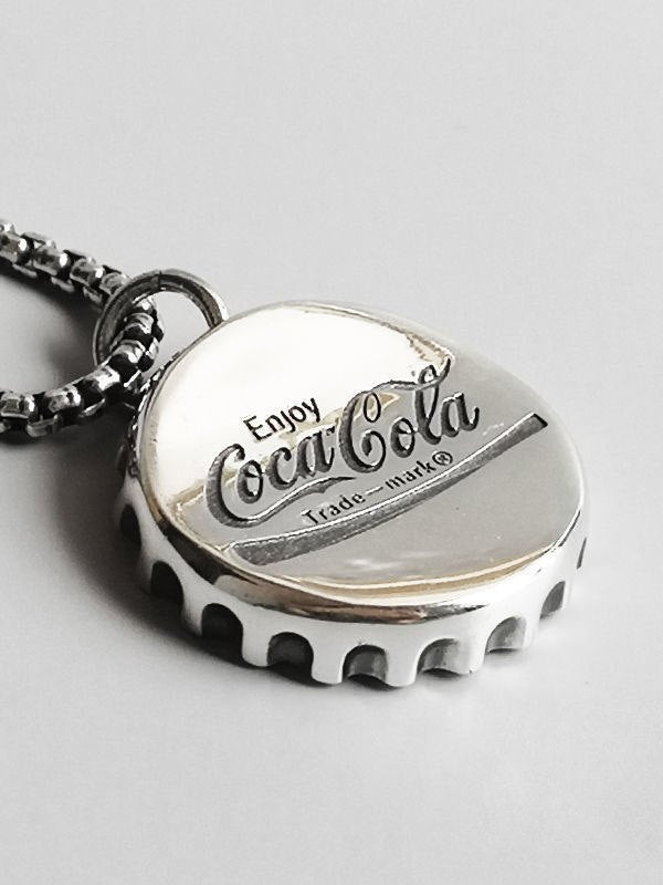 Collana con ciondolo con lettera incisa con tappo di bottiglia vintage