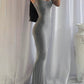 クラシックなソリッドカラーのスリムマキシスリップドレス
