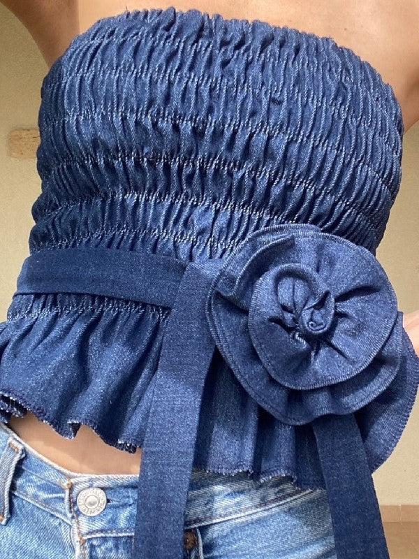 Top a fascia plissettato con decorazioni floreali in denim vintage