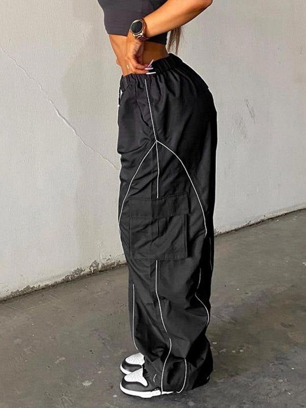 Schwarze Parachute Hose mit Cargotaschen und Paspeldetails