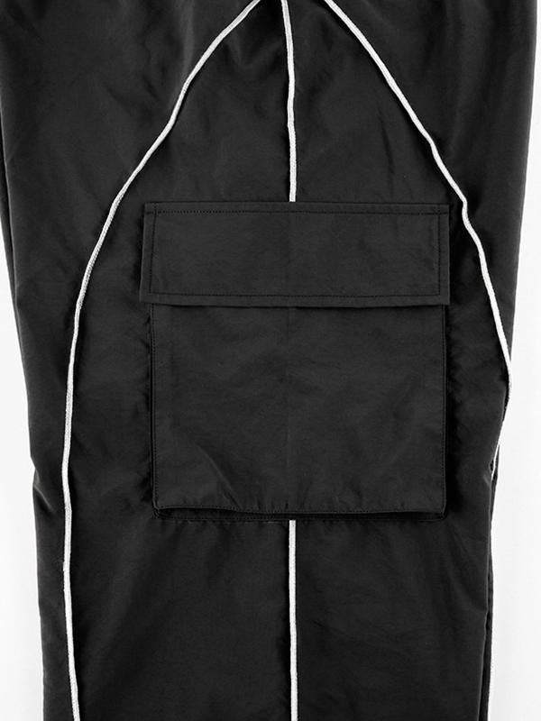 Schwarze Parachute Hose mit Cargotaschen und Paspeldetails